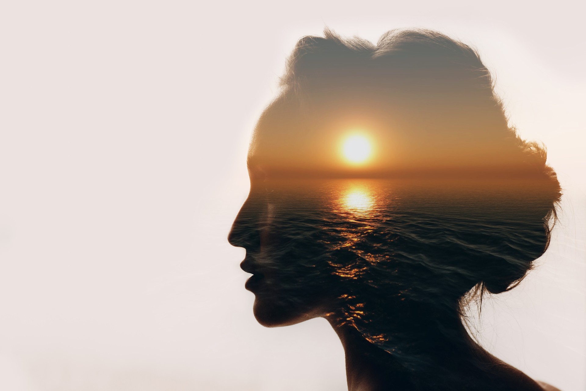 Concept de psychologie. Lever du soleil et la femme silhouette.