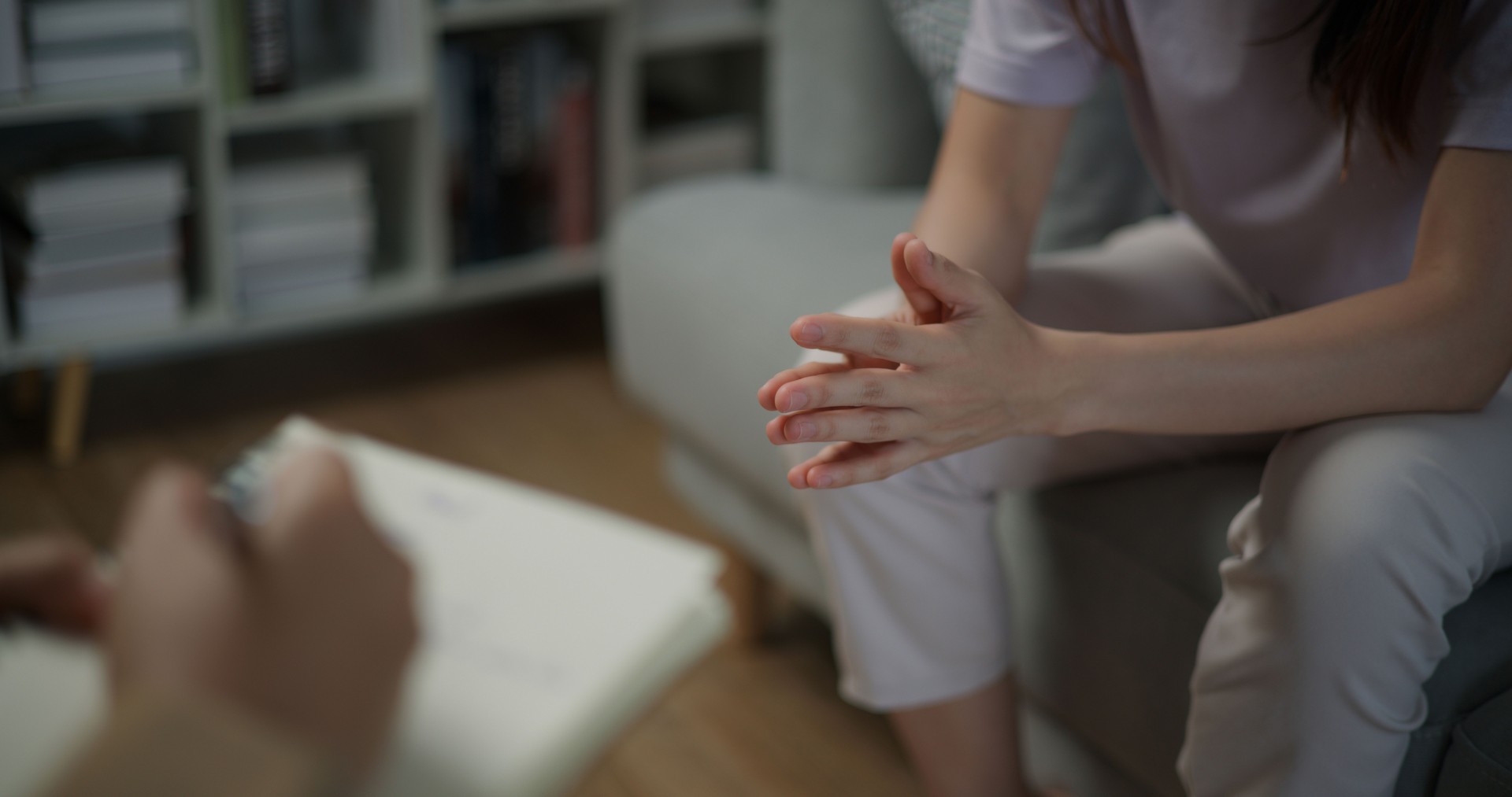 Mains d’un jeune patient tout en parlant à un thérapeute avec stress, confusion ou peur