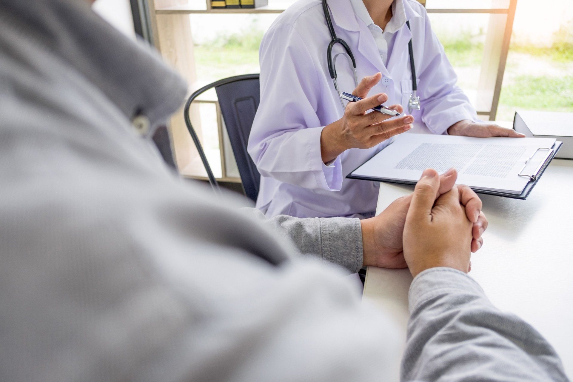 Section médiane du médecin et du patient parlant au bureau